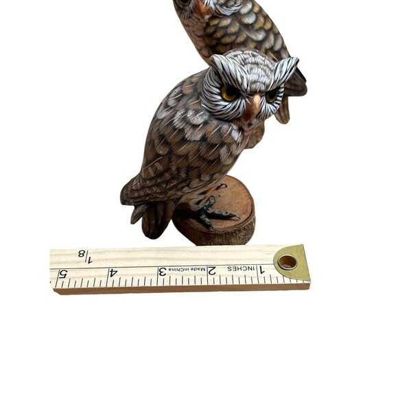 Vintage Set Of 2 Hand Carved and Painted‎ Wood Owl Figurines On Wood Slices - Picture 6 of 10